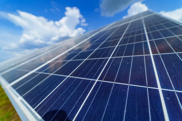 阳光灿烂的绿色太阳能电池板技术 创新的可再生能源替代办法 — 图库照片