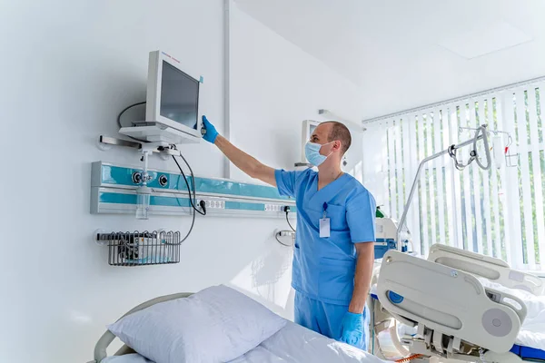 Modern hastane koğuşunda yakışıklı bir doktor. Acil serviste genç bir cerrah..