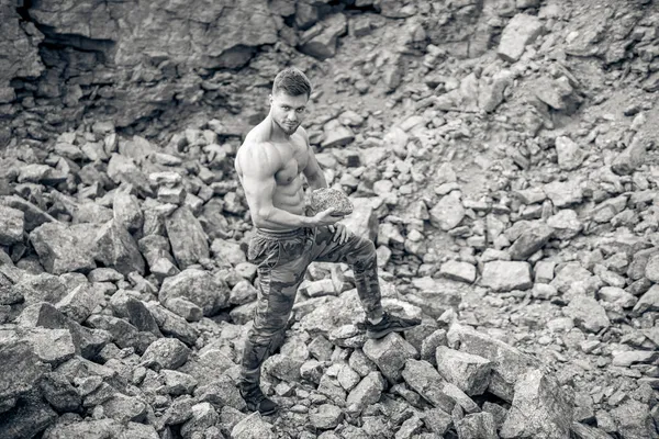 Przystojny Muskularny Mężczyzna Trzymający Duży Kamień Jednej Ręce Zdrowe Ciało — Zdjęcie stockowe