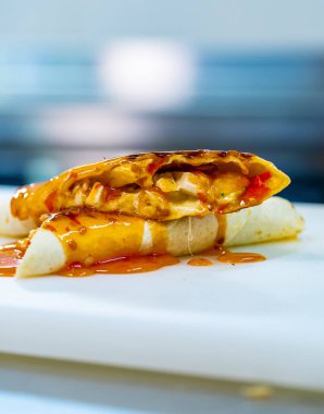 Taze hazırlanmış bol soslu iştah açıcı tortilla. Hafif arka planda nefis fast food. Lezzetli parçaların yakın plan fotoğrafı..