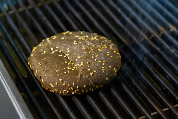 Pão Integral Para Hambúrguer Com Sementes Gergelim Frito Grelha Fumo — Fotografia de Stock