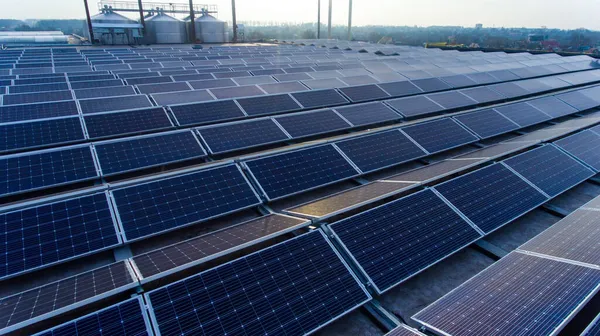 Paneles Solares Montados Techo Del Edificio Para Producir Electricidad Ecológica — Foto de Stock