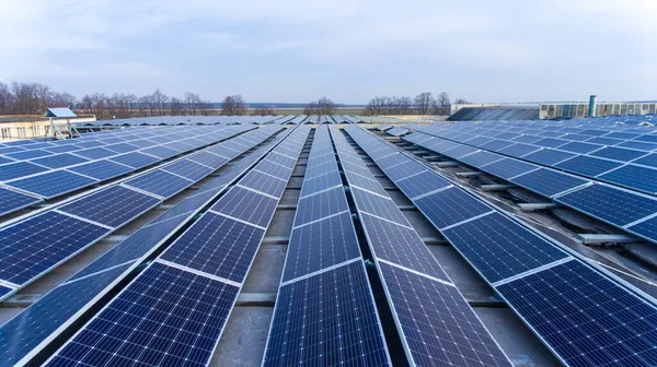 Paneles Energía Solar Instalados Filas Largas Rectas Campo Agrícola Segundo — Foto de Stock