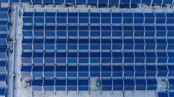 Linhas Retas Painéis Solares Fotovoltaicos Azuis Montados Telhado Edifício Produção — Fotografia de Stock