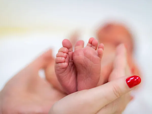 Hände Der Mutter Die Ihre Neugeborenen Füße Liebevoll Halten Kleine — Stockfoto