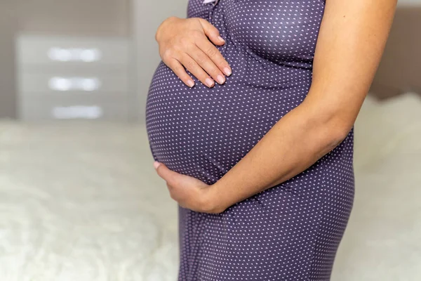 Těhotná Dáma Oběma Rukama Břiše Stojí Své Ložnici Žena Očekává — Stock fotografie