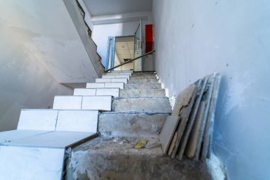 İç dekorasyon mimarisi tasarımı. Yenilenme amaçlı boş koridorun içi.