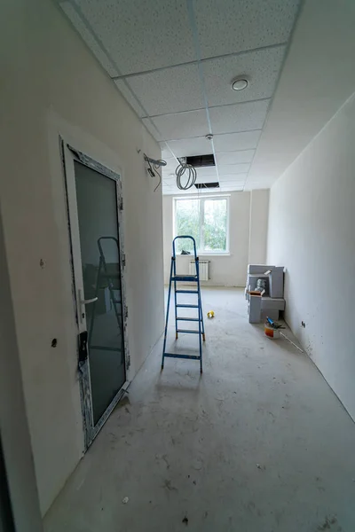 现代公寓室内建筑 用白色墙壁整修空旷走廊 — 图库照片