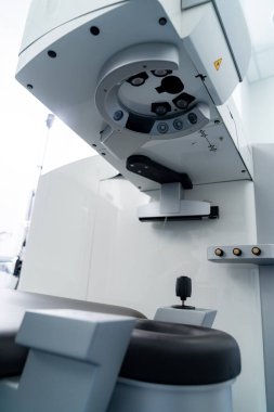 Modern tıbbi ekipmanlar. Ameliyat mikroskobu ameliyathanede. Dikey görünüm