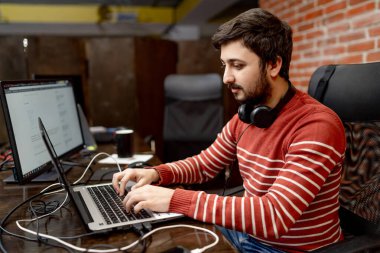 İş yerindeki genç programcı. Girişim işi. Program geliştirme konsepti. Kodlama teknolojileri