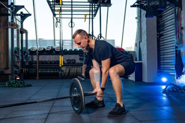 Yakışıklı bir adamdan güçlü bir eğitim. Güçlü yakışıklı adam spor salonunda çok çalışıyor..
