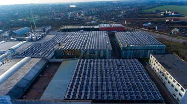 Çevresel güneş ışığı teknolojisi. Modern alternatif yenilenebilir panelin Drone görünümü.