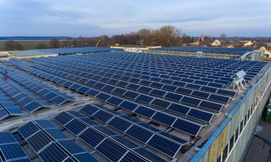 Güneş ışığı jeneratörleri elektrik endüstrisi. Güneş yeşili elektrik çevresi.