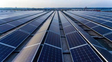 Güneş yeşili elektrik çevresi. Güneş ışığı jeneratörleri elektrik endüstrisi.