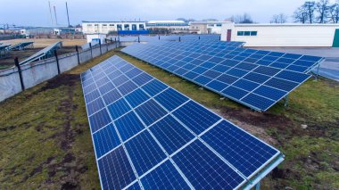 Güneş ekolojisi yeşil paneller alanı. Güneş ışığı panelleri hava manzarasını görüntüler.