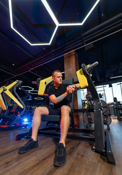 Starker Gutaussehender Mann Der Fitnessstudio Trainiert Muskeltraining Modernen Fitnessstudio — Stockfoto