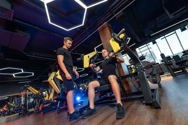 Muskeltraining Modernen Fitnessstudio Starker Schöner Mann Trainiert Fitnessstudio — Stockfoto