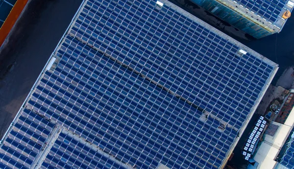 光伏太阳能技术 屋顶上太阳能电池板的空中视图 — 图库照片