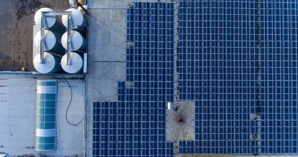 太阳能生产面板 带有太阳能电池板的光伏发电 — 图库照片