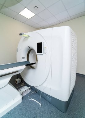 MRI makinesi bir hastane odasında araştırma yapmaya hazır. Sıhhiye ekipmanlarına odaklan. Klinikte kimse yok.