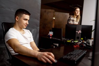 Bir yazılım geliştirme şirketinde çalışan programcı ekrana bakarken ve kod yazarken. Web sitesi tasarım kavramı