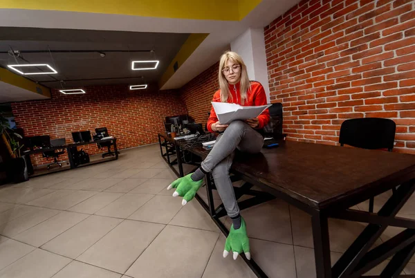 Femme Créative Assise Sur Bureau Dans Son Intérieur Bureau Moderne — Photo