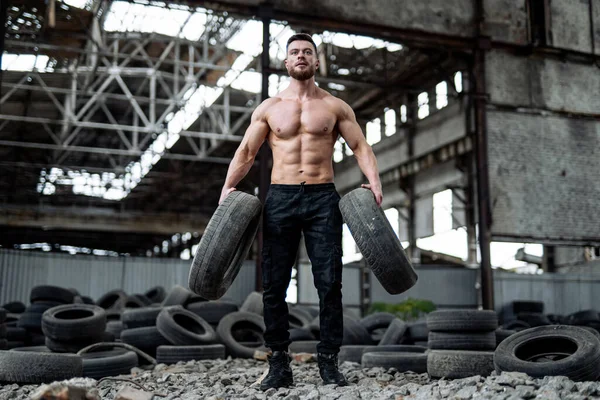 Strong Young Man Posing Abandoned Place Tires Background Big Muscles — Stock Photo, Image