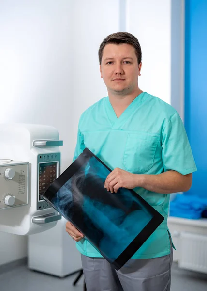 Doctor Sosteniendo Una Imagen Rayos Cerca Sala Máquinas Resonancia Magnética —  Fotos de Stock