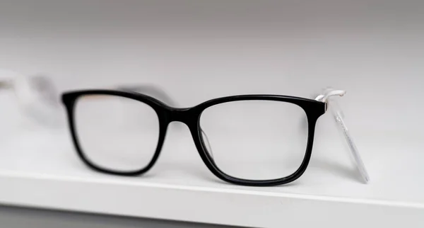 Eyeglass Som Står Hvit Bakgrunn Optisk Moderne Tilbehør Med Objektiver – stockfoto