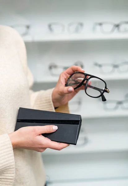 Gözlükler Kadınların Elinde Moda Gözlük Lensleri Ele Tutuşur — Stok fotoğraf