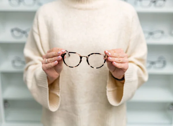 Modern Gözlük Şık Lens Takın Ele Tutuşan Şık Gözlükler — Stok fotoğraf