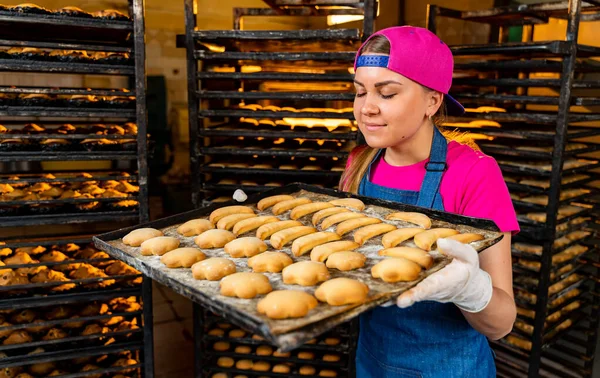Pretty Baker Girl Posing Breads Young Professional Woman Delicious Bakeries — стоковое фото
