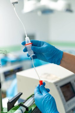 Steril ekipman içeren ilaçlar. Steril eldiven giymiş ellerin görüntüsünü kapat..