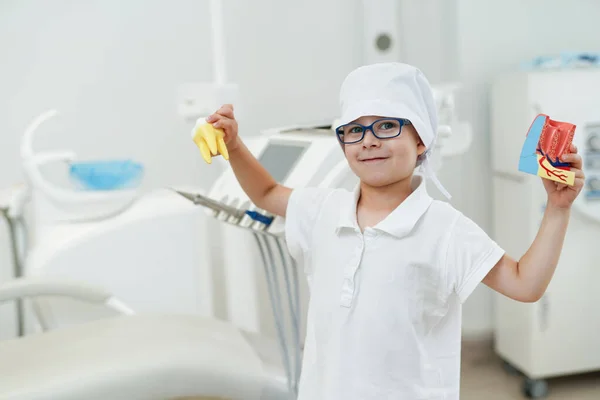 Ragazzo Che Gioca Dottore Uniforme Felice Attraente Infanzia Giocando Ospedale — Foto Stock