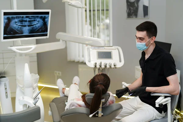 Homem Dentista Dentes Cuidados Saúde Dental Jovem Especialista Máscara Com — Fotografia de Stock