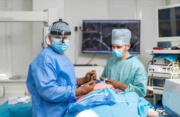 병원에서 열심히 일하는 외과의들 병원에서 일하는 다루기 의사들 — 스톡 사진