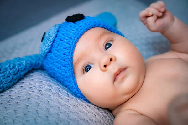 Bebé Recién Nacido Con Sombrero Niño Pequeño Con Traje Azul — Foto de Stock