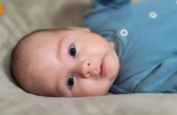 Retrato Niño Meses Adorable Bebé Recién Nacido Niño Mirando Cámara — Foto de Stock