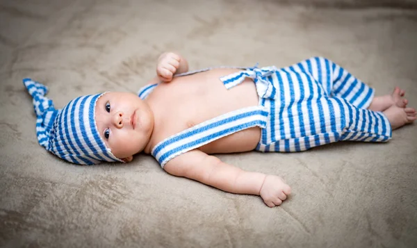 Niño Recién Nacido Ropa Azul Claro Mirando Cámara — Foto de Stock