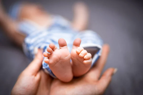 Nogi Dziecka Ramieniu Matki Nowonarodzone Stopy Dziecka — Zdjęcie stockowe