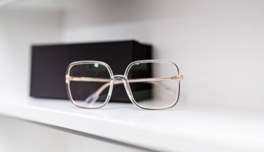 Lensli optik modern aksesuar. Beyaz arka planda duran gözlükler. Stok fotoğrafı