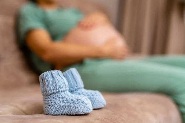 Malé Pletené Ponožky Pro Budoucí Dítě Modré Dětské Boty Pohovce — Stock fotografie