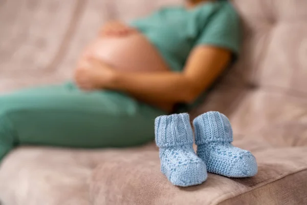 Malé Modré Pletené Dětské Botičky Pro Budoucího Novorozence Malé Ponožky — Stock fotografie