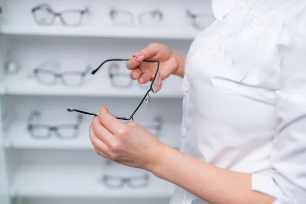 Optikus Szemész Szemész Vagy Szemorvos Aki Szemüveget Szemüveget Tart Lencsékkel — Stock Fotó