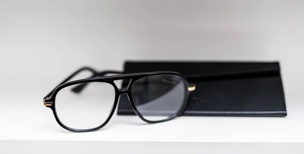 Accesorio Óptico Moderno Con Lentes Gafas Graduadas Pie Sobre Fondo — Foto de Stock