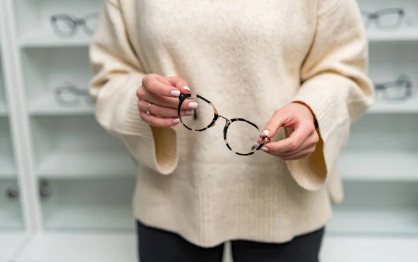 Occhiali Alla Moda Lenti Tenendo Mano Occhiali Mani Donna Foto — Foto Stock