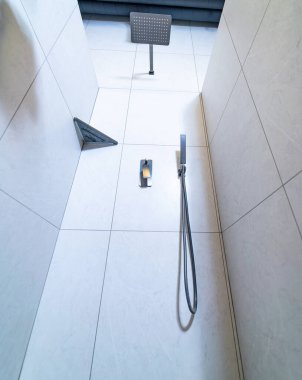 İç beyaz, modern tasarlanmış banyo. Modern yakın duş.
