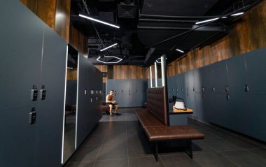 Spor salonundaki modern karanlık soyunma odası. Lüks çatı katı modern fitness kulübü.