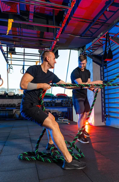 Aktive Lifestylemenschen Treiben Viel Sport Muskelstarke Männer Beim Training Fitnessstudio — Stockfoto