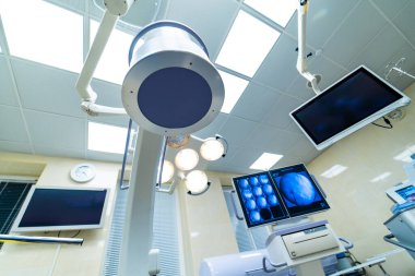 Hastane cerrahi modern odası. Acil tıbbi malzeme..